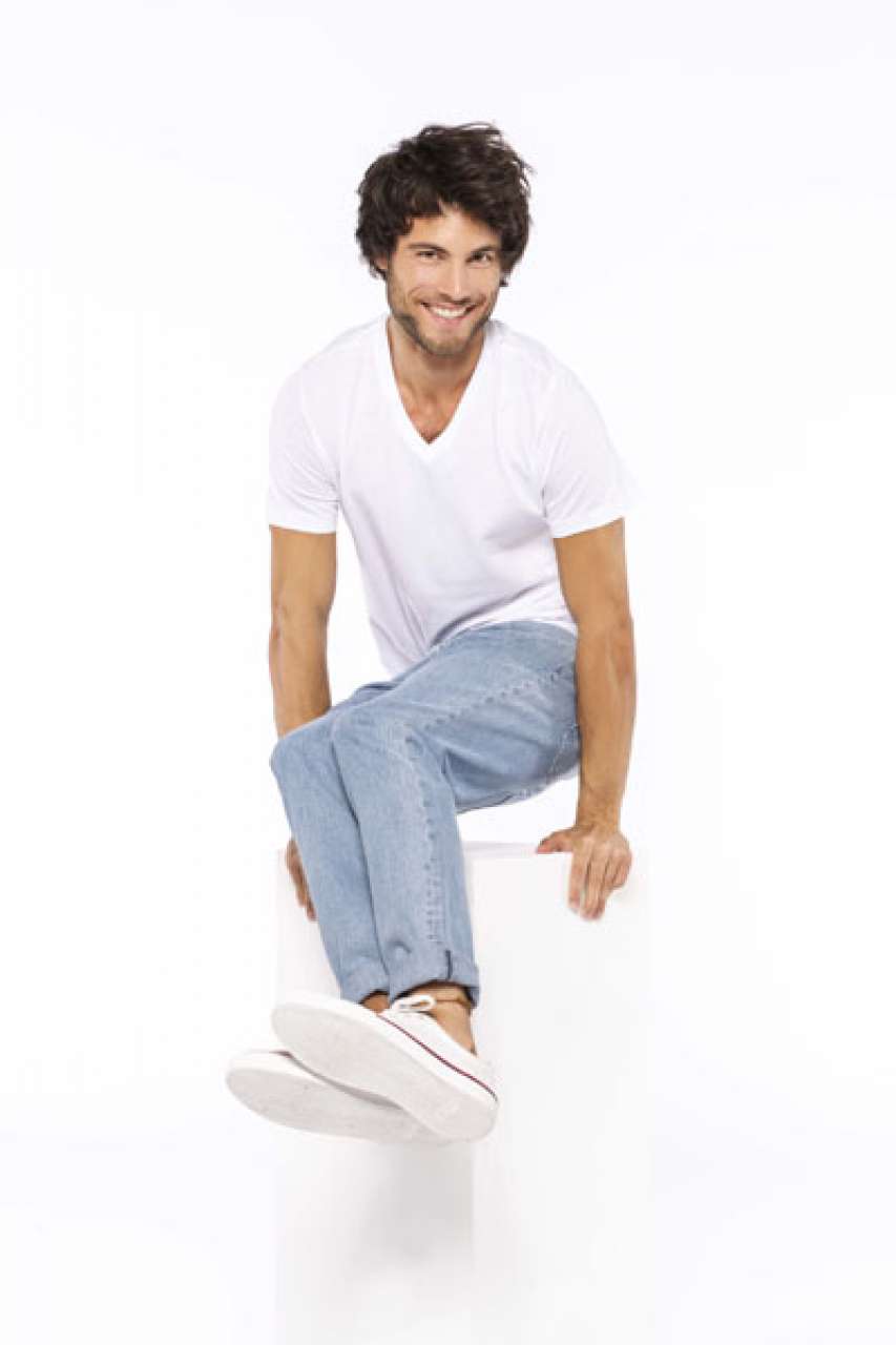 MEN'S SHORT-SLEEVED V-NECK T-SHIRT