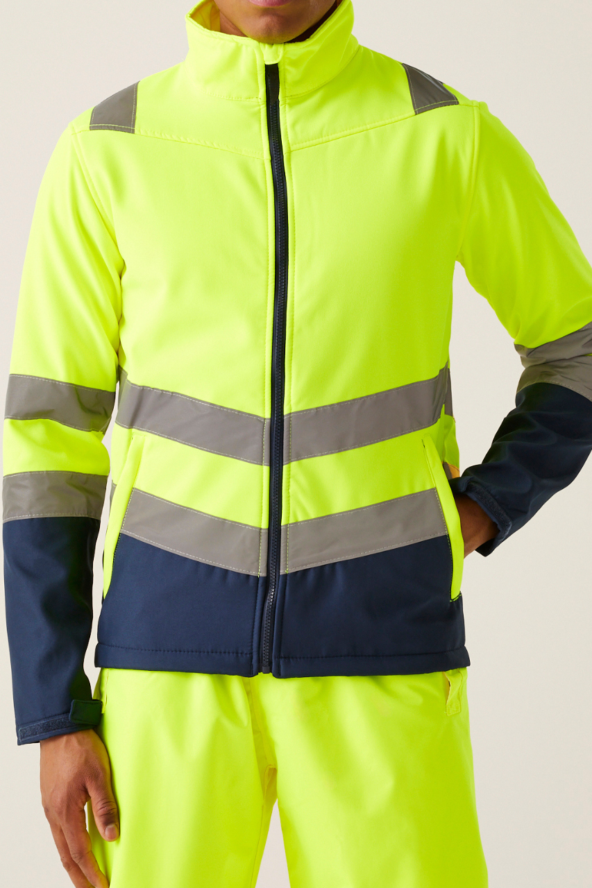 PRO HI-VIS SOFTSHELL JACKET - Regatta (1 of 3) | utt:79b3450cd2d7